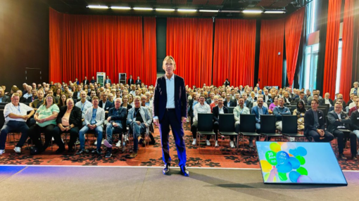 Thomas beim Pressegespräch.png